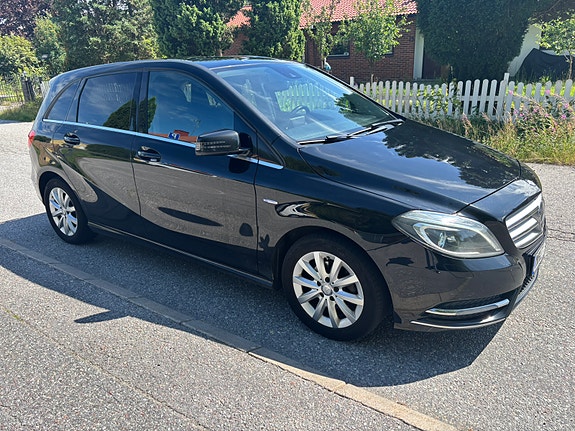 Mercedes-Benz B180 4 of 5