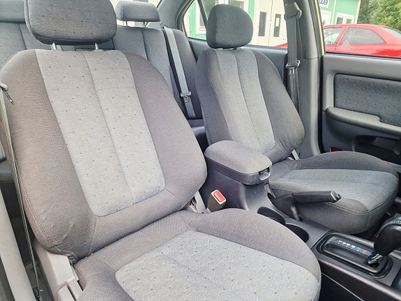 Hyundai Elantra 17 of 21