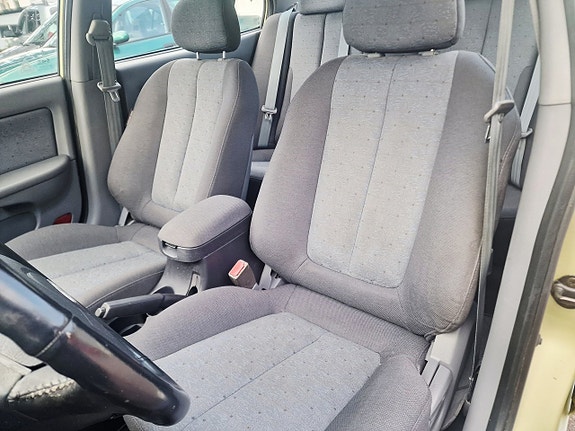 Hyundai Elantra 18 of 21