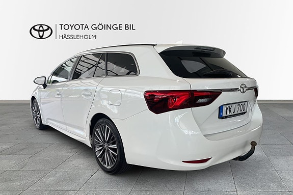 Toyota Avensis 2 of 5