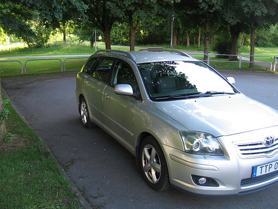 Toyota Avensis 2 of 4