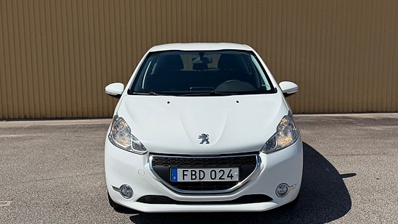 Peugeot 208 3 of 5
