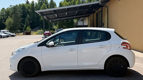 Peugeot 208 2 of 5