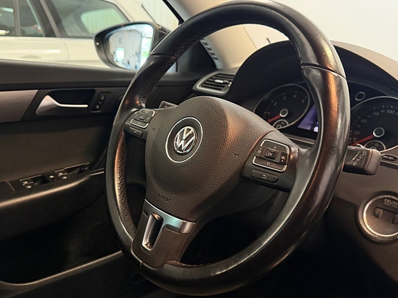 Volkswagen Passat 22 of 30