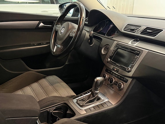 Volkswagen Passat 14 of 30