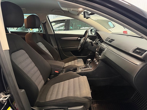 Volkswagen Passat 17 of 30