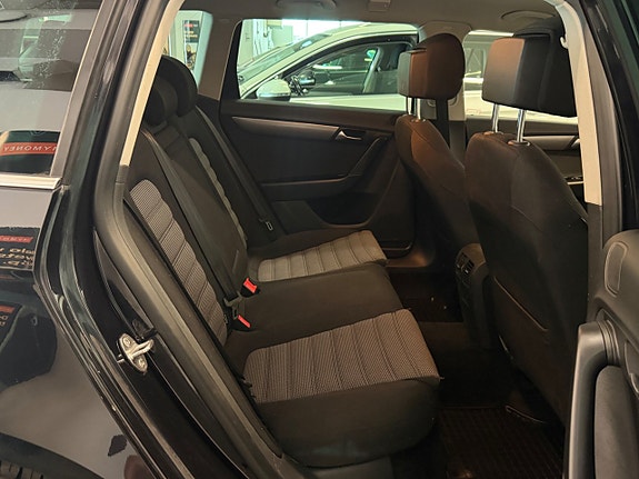 Volkswagen Passat 16 of 30