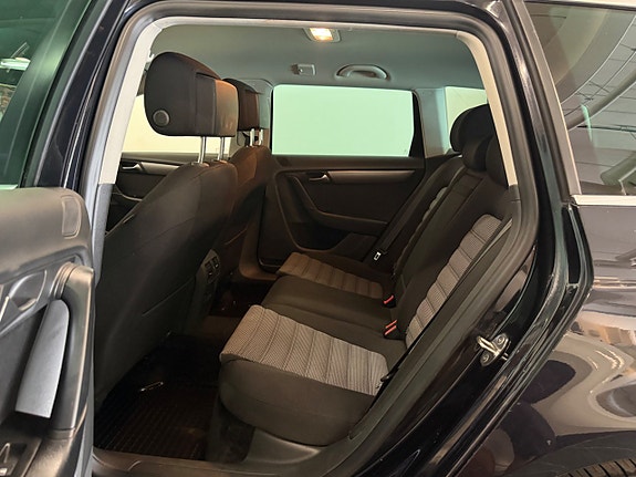 Volkswagen Passat 12 of 30