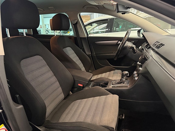 Volkswagen Passat 18 of 30
