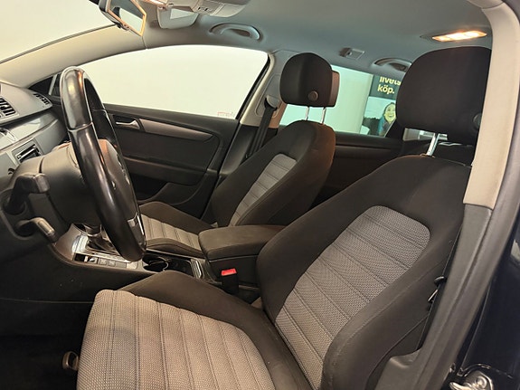 Volkswagen Passat 13 of 30