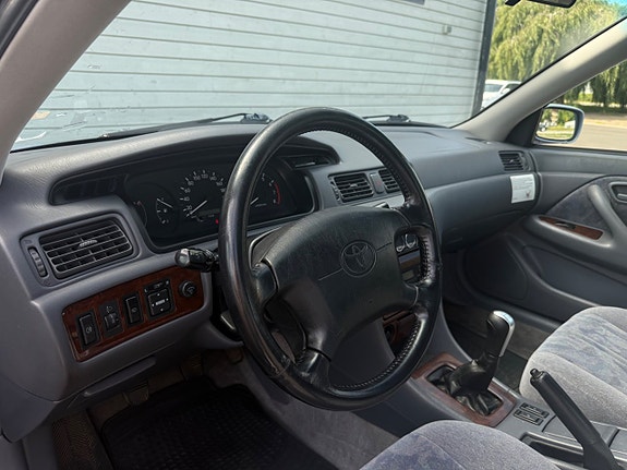 Toyota Camry 8 of 12