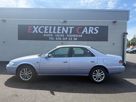 Toyota Camry 4 of 5