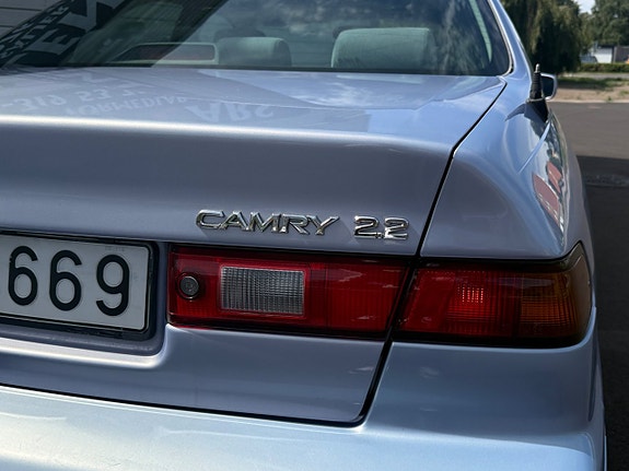 Toyota Camry 7 of 12