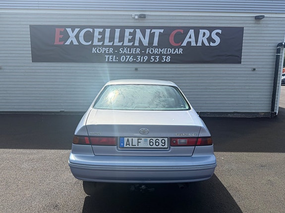 Toyota Camry 6 of 12