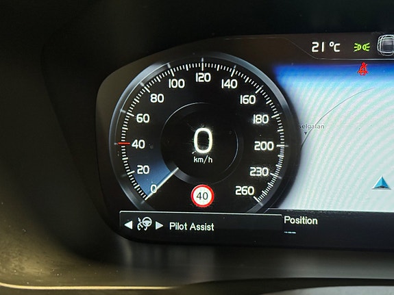 Volvo XC90 18 of 30