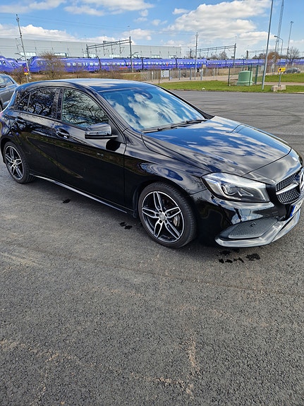 Mercedes-Benz A180 2 of 5