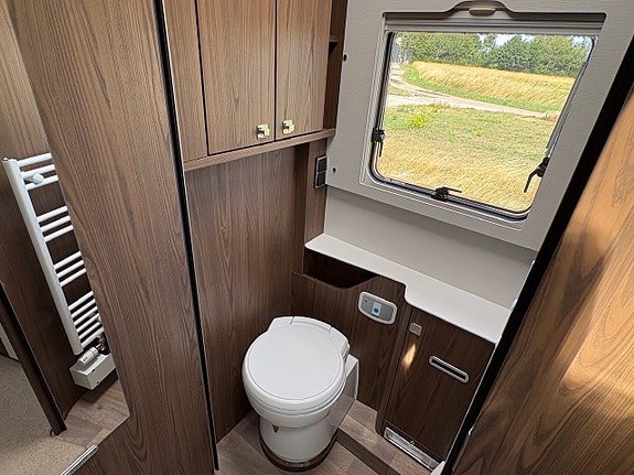 Hymer B880ML 9 of 17