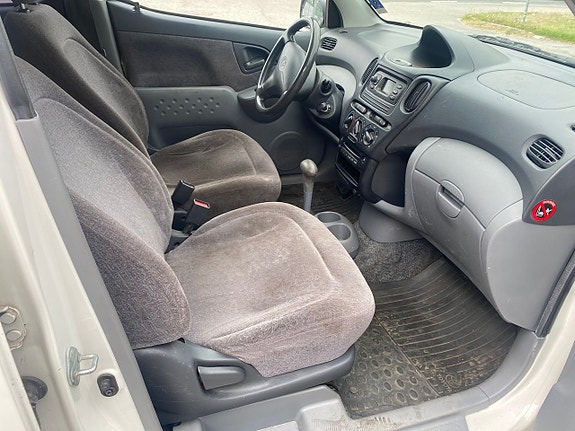 Toyota Yaris Verso 10 of 12