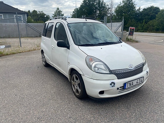 Toyota Yaris Verso 2 of 5