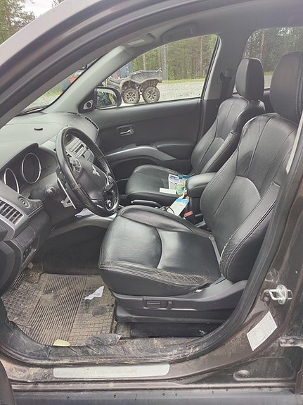 Mitsubishi Outlander 2 of 5