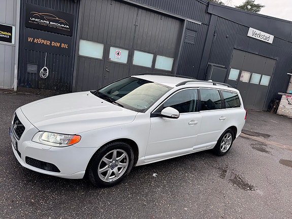 Volvo V70 2 of 12