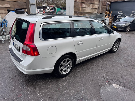 Volvo V70 4 of 12