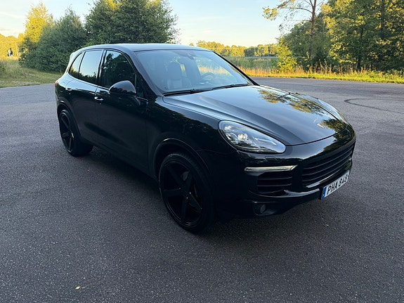 Porsche Cayenne 4 of 9