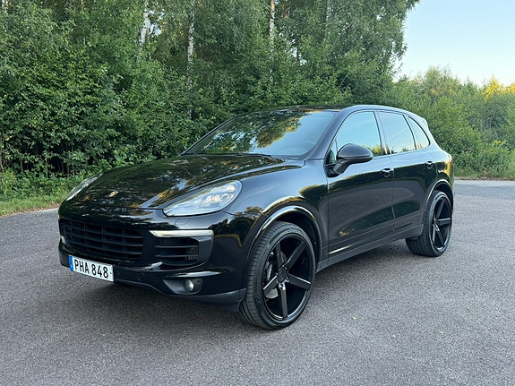 Porsche Cayenne 2 of 9