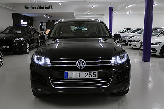 Volkswagen Touareg 2 of 5