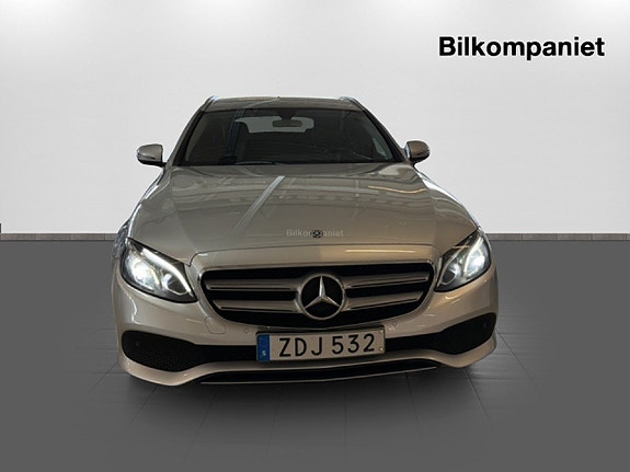 Mercedes-Benz E220 2 of 5