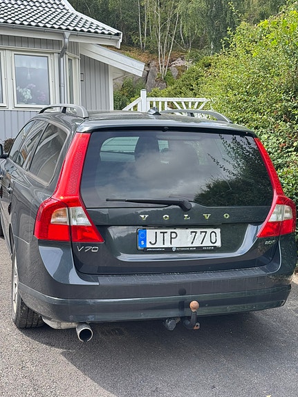 Volvo V70 2 of 8