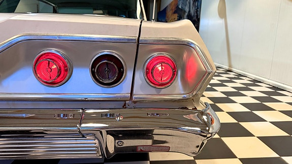 Chevrolet Impala 9 of 30