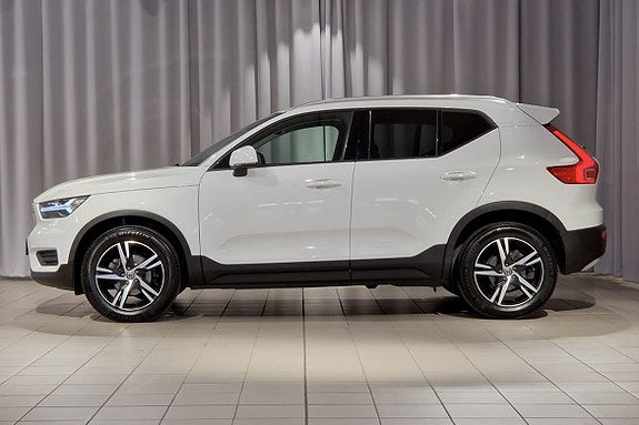 Volvo XC40 2 of 5