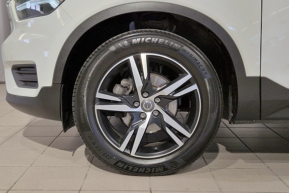 Volvo XC40 3 of 5