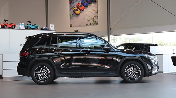 Mercedes-Benz EQB300 2 of 5