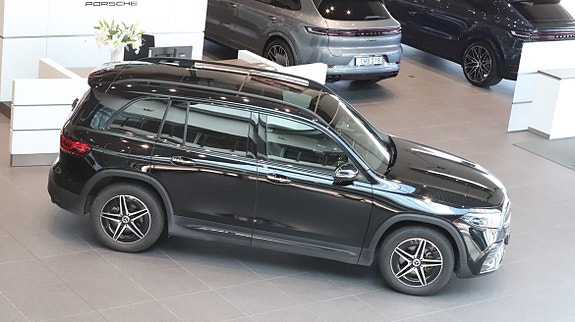Mercedes-Benz EQB300 3 of 5