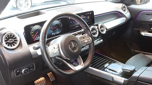 Mercedes-Benz EQB300 4 of 5