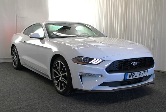 Ford Mustang 2 of 5