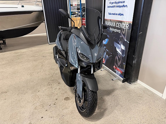 Yamaha X-Max 300 Techmax 3 of 4