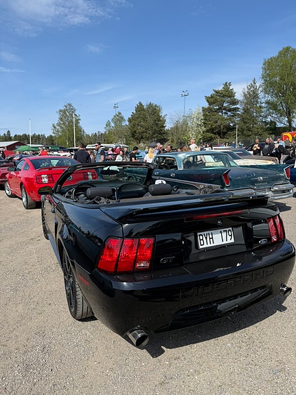 Ford Mustang 4 of 5