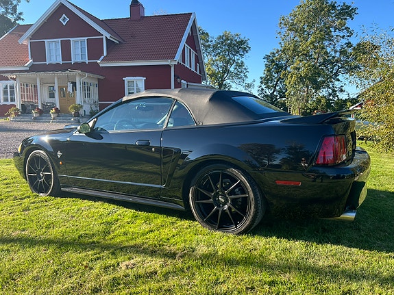 Ford Mustang 3 of 5