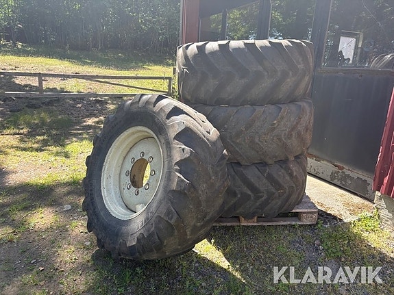 Däck på fälg 4 st Michelin 460 / 70 R24 2 of 5