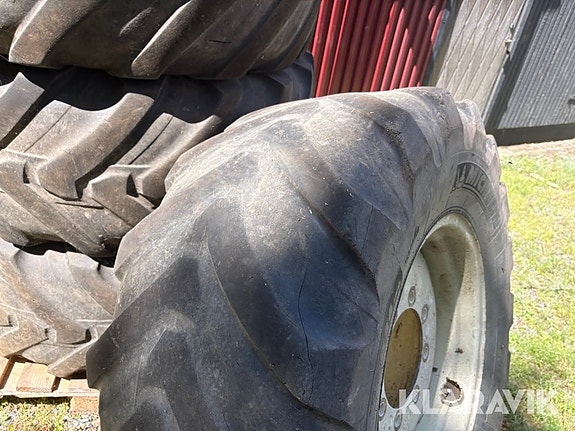 Däck på fälg 4 st Michelin 460 / 70 R24 5 of 5