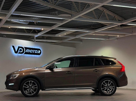 Volvo V60 Cross Country 2 of 5
