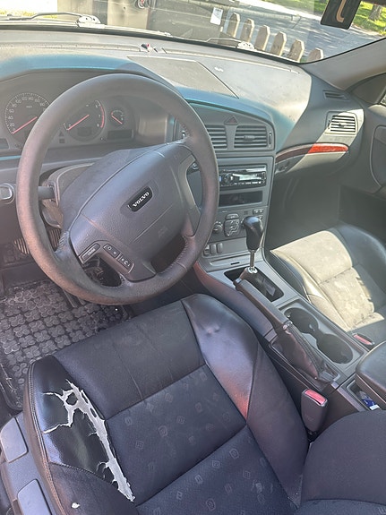 Volvo V70 2 of 5