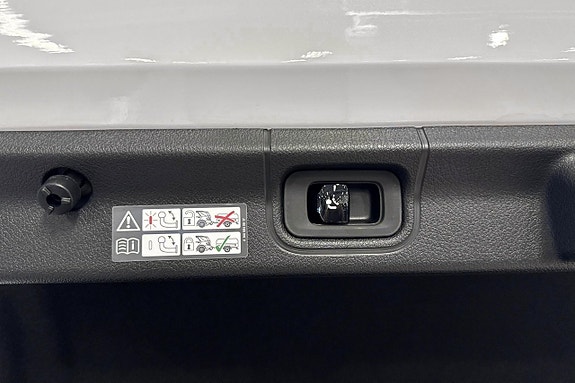 Mercedes-Benz EQE350 18 of 26