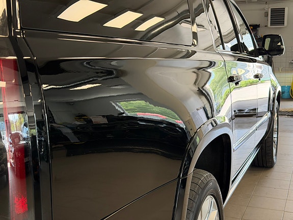 Cadillac Escalade 12 of 30