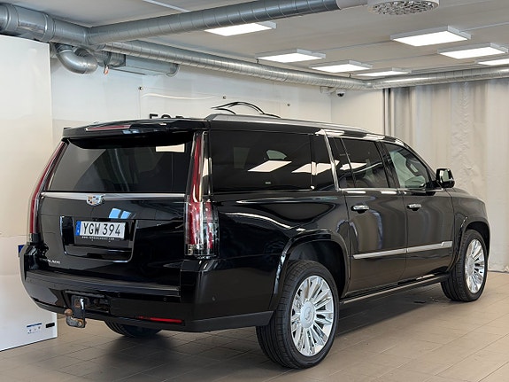 Cadillac Escalade 5 of 5