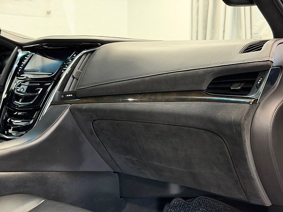 Cadillac Escalade 16 of 30