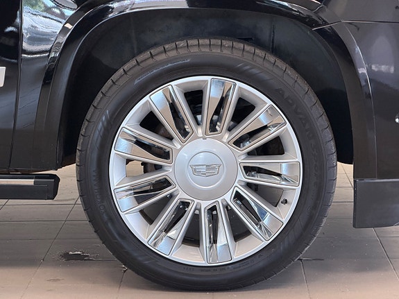 Cadillac Escalade 13 of 30